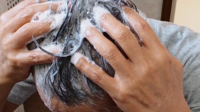 髪の毛を洗う男性
