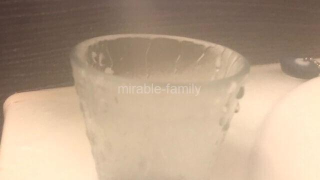 ミラブルプラスの水をコップに注ぐところ
