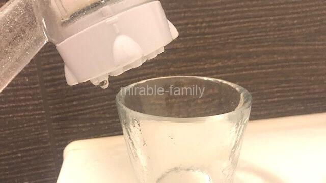 ミラブルプラスの水をコップに注ぐところ