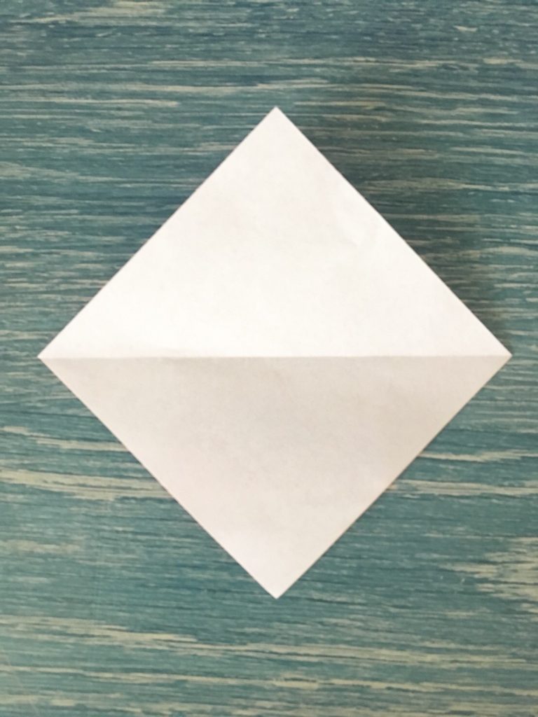 折り紙を4分の1の大きさに切って対角線で折る