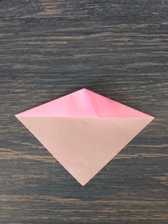 折り紙のもう１辺も対角線にそって重ねるように折る