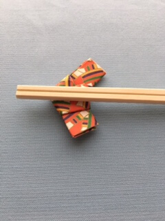 折り紙で作った箸置きに箸を置く