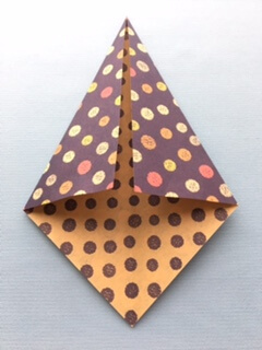 折り紙を対角線に沿って折る