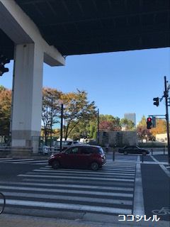 右手には大阪城がある大阪城公園が見えます。