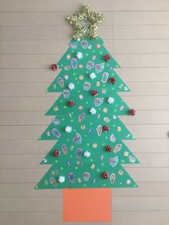 クリスマスツリーを画用紙で壁に飾ろう 子供が喜ぶ仕掛けも作れるよ ココシレル
